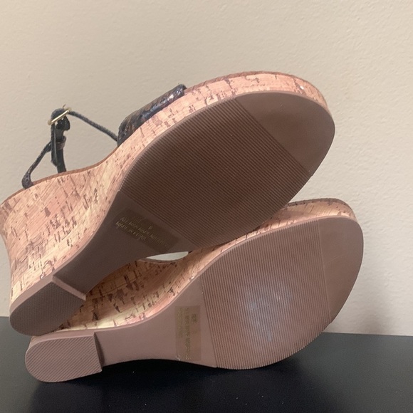 NEW Quipid Gold Strappy Wedge Sandals - Picture 6 of 11